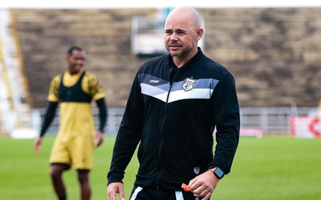 Treze anuncia a renovação do técnico Adriano Souza