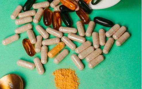 Medicamentos feitos com produtos naturais prometem efeito de canetas emagrecedoras