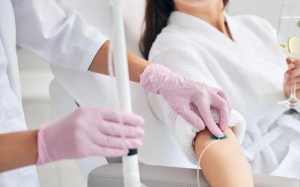 Soro da beleza: entenda riscos do uso de suplementos e vitaminas sem indicação médica
