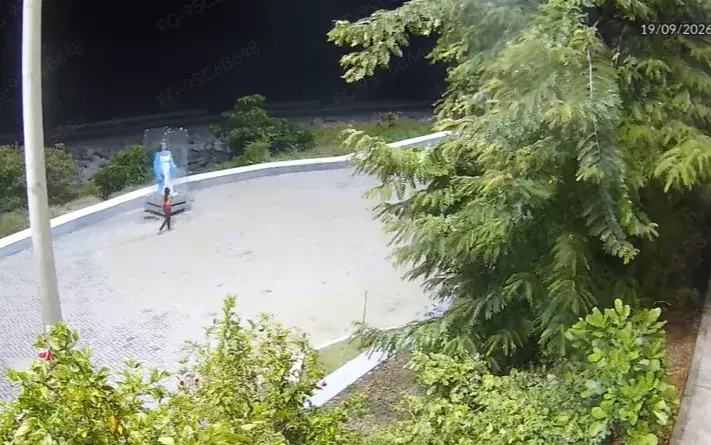 Vídeo mostra mulher quebrando vidro de estátua de Iemanjá em João Pessoa; VEJA